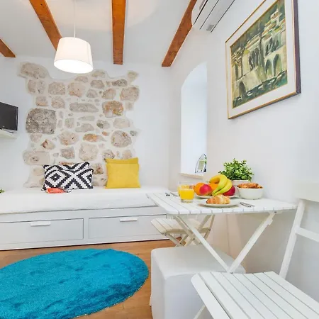 Apartment Walls By Irundo *