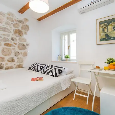 Apartment Walls By Irundo